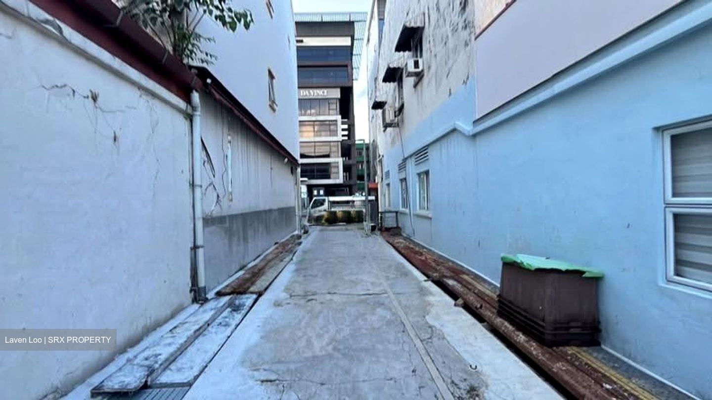 Macpherson Road (D13), Retail #637756481